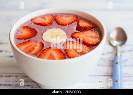 Frullato di frutti di bosco misto con fragole e banana Foto Stock