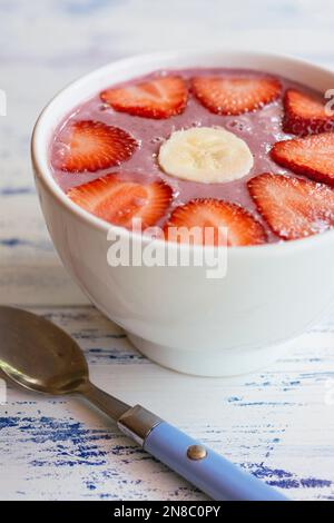 Frullato di frutti di bosco misto con fragole e banana Foto Stock