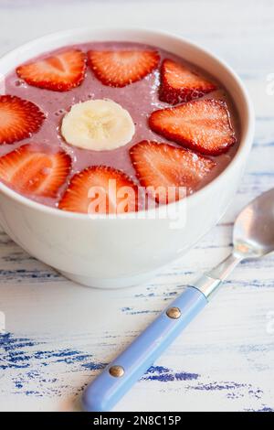 Frullato di frutti di bosco misto con fragole e banana Foto Stock