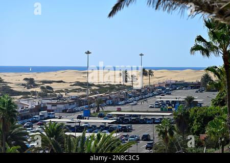 Maspalomas, Gran Canaria, con vista sulla zona commerciale e parcheggio lungo la English Beach, Playa del Inglés, e le famose dune di sabbia Foto Stock