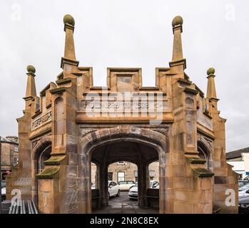 MarketCross, Piazza del mercato, Kirkby Lonsdale. Iscrizione sul fregio in scrittura gotica rialzata. Foto Stock