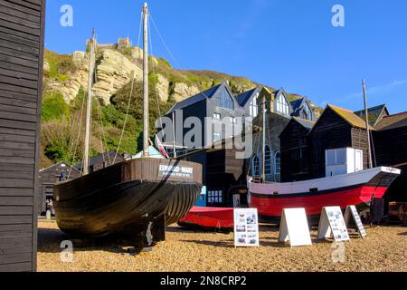 Hastings, il quartiere marittimo, le barche storiche, il museo all'aperto Rock a Nore, East Sussex, Regno Unito Foto Stock