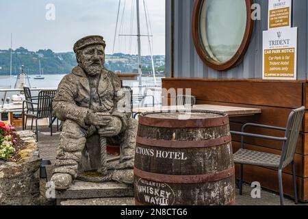 Statua in pietra di Old Mariner a Foredeck Bar, Trident Hotel nel centro della città di Kinsale, co Cork, Irlanda. Foto Stock