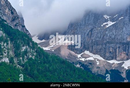 Viaggiando lungo il valico di Vrsic, Slovenia Foto Stock