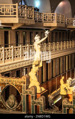 Statua di Hector Lemaire, l'Etoile du Berger' (stella del pastore), a la piscine, il museo d'arte di Roubaix, Francia settentrionale Foto Stock