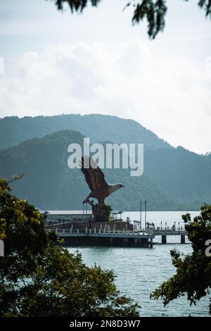 Una foto verticale della statua della Big Eagle appollaiata su una panoramica piazza sul lungomare a Langkawi, Malesia. Foto Stock