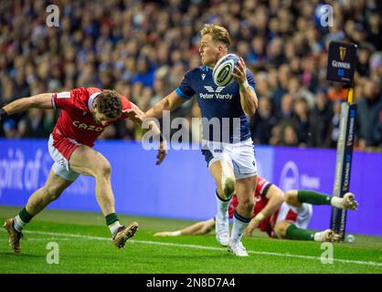 11th febbraio 2023: Guinness sei nazioni 2023. ScotlandÕs Duhan van der Merwe si prepara a scaricare la palla con il Galles Alex Cuthbert in chiusura durante la Scozia contro Galles, Guinness sei Nazioni partita a BT Murrayfield, Edimburgo. Credit: Ian Rutherford Alamy Live News Foto Stock