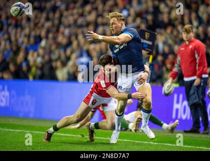 11th febbraio 2023: Guinness sei nazioni 2023. ScotlandÕs Duhan van der Merwe scarica la palla con Alex Cuthbert in Galles durante la partita Scotland vs Wales, Guinness Six Nations al BT Murrayfield, Edimburgo. Credit: Ian Rutherford Alamy Live News Foto Stock