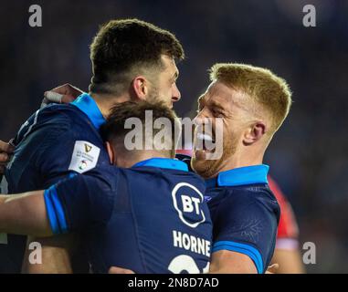 11th febbraio 2023: Guinness sei nazioni 2023. ScotlandÕs Blair Kinghorn festeggia la sua prova con ScotlandÕs George Horne e ScotlandÕs Kyle Steyn durante la partita Scotland/Wales, Guinness Six Nations al BT Murrayfield, Edimburgo. Credit: Ian Rutherford Alamy Live News Foto Stock