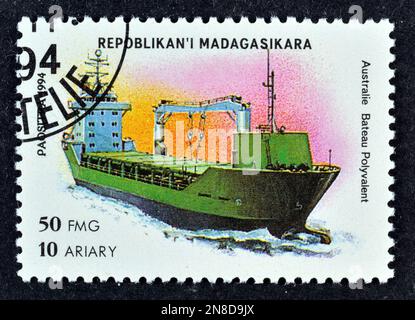 Francobollo annullato stampato dal Madagascar, che mostra la nave Cargo, circa 1994. Foto Stock