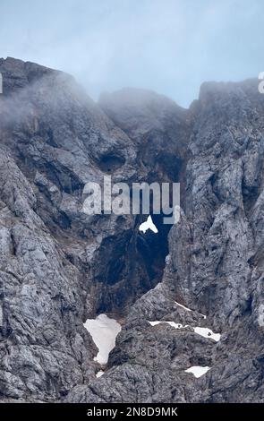 Viaggiando lungo il valico di Vrsic, Slovenia Foto Stock