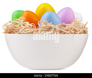 Felice decorazione di Pasqua, cesto pieno di uova di pasqua colorate su nido di paglia, isolato su sfondo bianco. Modello per biglietto d'auguri regalo, pubblicità Foto Stock