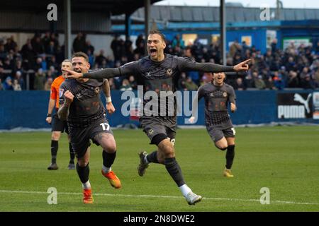 Barrow a Furness, Regno Unito. 11th Feb, 2023. Mikey Demetriou della contea di Newport (c) festeggia dopo che ha ottenuto i suoi 1st gol squadra in ritardo nel gioco. EFL Skybet Football League Two match, Barrow AFC contro Newport County a Holker Street, Barrow in Furness sabato 11th febbraio 2023. Questa immagine può essere utilizzata solo per scopi editoriali. Solo per uso editoriale, licenza richiesta per uso commerciale. Nessun utilizzo in scommesse, giochi o un singolo club / campionato / giocatore pubblicazioni.pic by Credit: Andrew Orchard sport fotografia / Alamy Live News Foto Stock