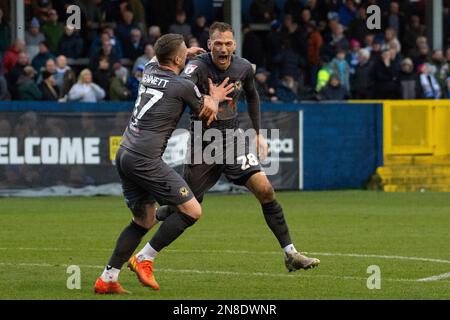 Barrow a Furness, Regno Unito. 11th Feb, 2023. Mikey Demetriou della contea di Newport (r) festeggia dopo che ha ottenuto i suoi 1st gol squadra in ritardo nel gioco. EFL Skybet Football League Two match, Barrow AFC contro Newport County a Holker Street, Barrow in Furness sabato 11th febbraio 2023. Questa immagine può essere utilizzata solo per scopi editoriali. Solo per uso editoriale, licenza richiesta per uso commerciale. Nessun utilizzo in scommesse, giochi o un singolo club / campionato / giocatore pubblicazioni.pic by Credit: Andrew Orchard sport fotografia / Alamy Live News Foto Stock