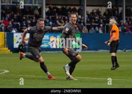 Barrow a Furness, Regno Unito. 11th Feb, 2023. Mikey Demetriou della contea di Newport (r) festeggia dopo che ha ottenuto i suoi 1st gol squadra in ritardo nel gioco. EFL Skybet Football League Two match, Barrow AFC contro Newport County a Holker Street, Barrow in Furness sabato 11th febbraio 2023. Questa immagine può essere utilizzata solo per scopi editoriali. Solo per uso editoriale, licenza richiesta per uso commerciale. Nessun utilizzo in scommesse, giochi o un singolo club / campionato / giocatore pubblicazioni.pic by Credit: Andrew Orchard sport fotografia / Alamy Live News Foto Stock