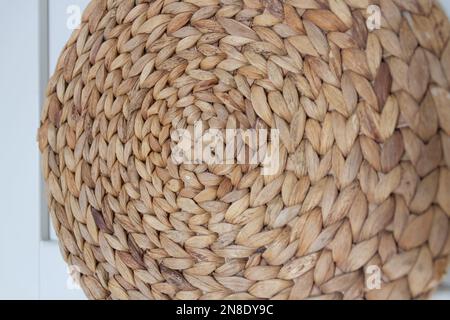 Montagne russe in vimini in piedi accanto alla porta bianca della cucina Foto Stock