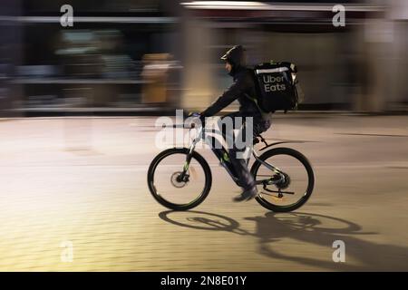 Lille, Francia - 02 ottobre 2022: Uomo non identificato che consegna cibo su una bicicletta per Uber mangia, che è una piattaforma on-line di ordine e consegna di cibo laun Foto Stock