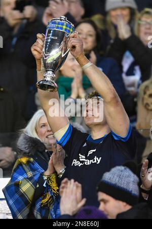 Edimburgo, Scozia, 11th febbraio 2023. Kathy Weir ha presentato la Doddie Were Cup a Jamie Richie di Scozia dopo la partita delle Guinness 6 Nations al Murrayfield Stadium di Edimburgo. Il credito dell'immagine dovrebbe essere: Neil Hanna / Sportimage Credit: Sportimage/Alamy Live News Foto Stock