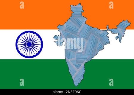 Maschere mediche blu sotto forma di una mappa geografica dell'India sullo sfondo della bandiera nazionale dell'India. Pandemia. Quarantena. Zero Covid Foto Stock