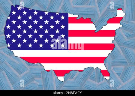 Bandiera americana sotto forma di una mappa geografica degli Stati Uniti su uno sfondo di maschere mediche blu posizionate casualmente. Pandemia. Quarantena. Zero Covid Foto Stock