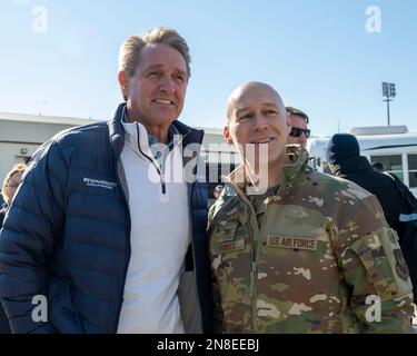 Adana, Turchia. 08th Feb, 2023. STATI UNITI Ambasciatore in Turchia Jeffry Flake, a sinistra, si pone con gli Stati Uniti Calvin Powell, comandante della 39th Air base Wing, quando arriva con i soccorritori alla Incirlik Air base, 8 febbraio 2023 ad Adana, Turchia. Il Disaster Assistance Response Team è arrivato per unirsi alle operazioni di ricerca e salvataggio dopo un massiccio terremoto che ha colpito la Turchia centro-meridionale e la Siria settentrionale. Credit: SRA David McLoney/US Air Force Photo/Alamy Live News Foto Stock