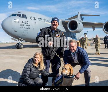 Adana, Turchia. 08th Feb, 2023. STATI UNITI Ambasciatore in Turchia Jeffry Flake, a destra, e sua moglie Cheryl Flake, a sinistra, posare con un membro della squadra di risposta di assistenza di emergenza USAID e il suo cane di ricerca e salvataggio, dopo che sono arrivati alla base aerea di Incirlik, 8 febbraio 2023 ad Adana, Turchia. Il Disaster Assistance Response Team è arrivato per unirsi alle operazioni di ricerca e salvataggio dopo un massiccio terremoto che ha colpito la Turchia centro-meridionale e la Siria settentrionale. Credit: SRA David McLoney/US Air Force Photo/Alamy Live News Foto Stock