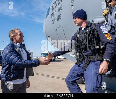 Adana, Turchia. 08th Feb, 2023. STATI UNITI Ambasciatore in Turchia Jeffry Flake, di sinistra, saluta i soccorritori dell'USAID quando arrivano alla base aerea di Incirlik, il 8 febbraio 2023 ad Adana, Turchia. Il Disaster Assistance Response Team è arrivato per unirsi alle operazioni di ricerca e salvataggio dopo un massiccio terremoto che ha colpito la Turchia centro-meridionale e la Siria settentrionale. Credit: SRA David McLoney/US Air Force Photo/Alamy Live News Foto Stock