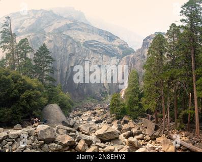 Vista panoramica delle cascate completamente asciutte di Lower Yosemite, in una giornata con un sacco di fumo da incendi boschivi Foto Stock