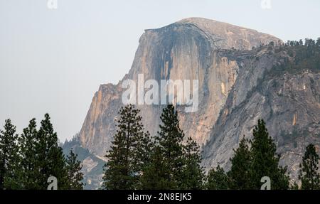 Vista panoramica del Monte Half Dome in una giornata fumosa dagli incendi boschivi, nel parco Yosemite Foto Stock