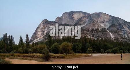 Vista panoramica del lago Mirror in tempi di completa siccità e durante una giornata con fumo da incendi boschivi, nel parco nazionale di Yosemite. Si può vedere una sola persona Foto Stock