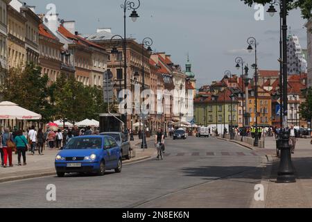 Vista sulla via Krakowskie Przedmiescie e sui suoi edifici storici a Varsavia Foto Stock