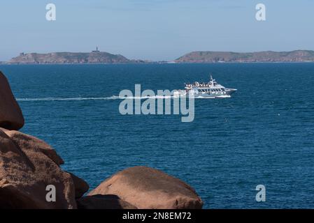 Ploumanac'h, Cotes d'Armor, Bretagne, Francia - 2 giugno 2022 : nave da crociera per le sette isole sullo sfondo Foto Stock