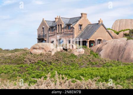 Ploumanac'h, Cotes d'Armor, Bretagne, Francia - 2 giugno 2022 : Casa costiera Foto Stock