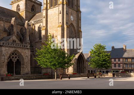 Treguier, Cotes d'Armor, Bretagne, Francia - 2 giugno 2022 : St Tugdual cattedrale dell'ex vescovato di Treguier, dove si trova la tomba di san yves petro Foto Stock