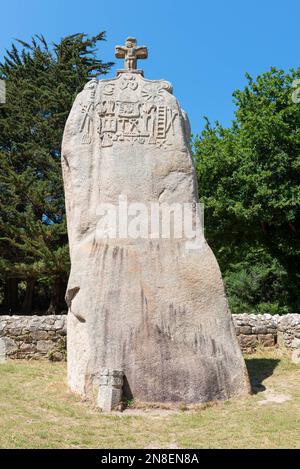 Menhir neolitico di Saint-Uzec cristianizzato nel 1674 (Pleumeur-Bodou, Cotes d'Armor, Bretagne, Francia) Foto Stock