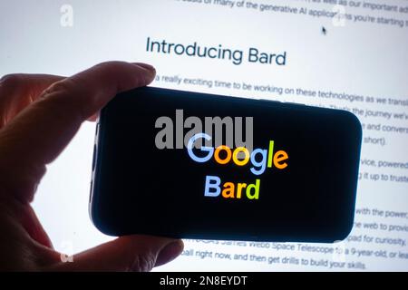 Composito digitale di Google Bard ai logo chatbot sullo schermo del telefono Foto Stock