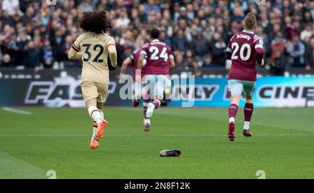 Londra, Regno Unito. 11th Feb, 2023. Thilo Kehrer di West Ham United (c 24) si stacca dopo aver perso il suo stivale (a terra). Incontro della Premier League, West Ham Utd contro Chelsea allo stadio di Londra, Queen Elizabeth Olympic Park a Londra sabato 11th febbraio 2023 . Questa immagine può essere utilizzata solo per scopi editoriali. Editoriale solo foto di Sandra Mailer/Andrew Orchard sports photography/Alamy Live news Credit: Andrew Orchard sports photography/Alamy Live News Foto Stock