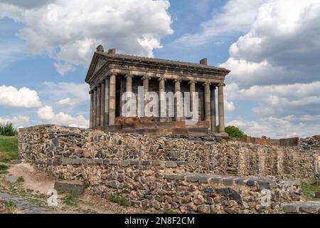 Veduta aerea del tempio pagano di Garni in Armenia vicino a Yerevan e il villaggio di Garni Foto Stock