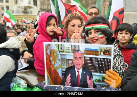 Trafalgar Square, Londra, Regno Unito. 11th febbraio 2023. Migliaia di manifestazioni di protesta iraniane, rivolte contro il regime non islamico iraniano, Khomenei, il leader supremo dell'Iran deve andare, Londra, Regno Unito. Credit: Vedi li/Picture Capital/Alamy Live News Foto Stock