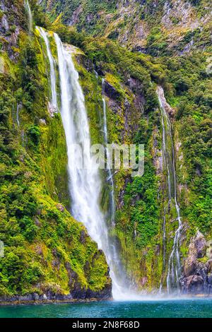 Stirling cade nella valle Hanging di Milford Sound fiordland, Nuova Zelanda - tour panoramici in barca da crociera turistica. Foto Stock