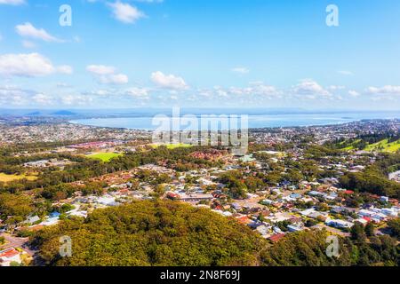 Sobborghi residenziali in stile vita intorno al lago Tuggerah sulla costa Australiana Centrale dalla Baia di Bateau all'entrata e al Long Jetty. Foto Stock