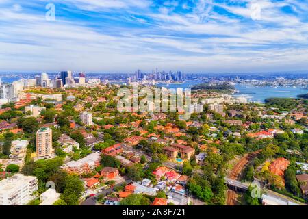 Lower North Shore ricchi sobborghi residenziali a Sydney - paesaggio urbano aereo dal porto al lontano skyline del CBD della città. Foto Stock