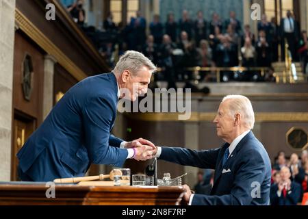 Washington, Stati Uniti d'America. 07th Feb, 2023. Washington, Stati Uniti d'America. 07 febbraio, 2023. Il presidente degli Stati Uniti Joe Biden saluta il relatore della Camera Kevin McCarthy mentre arriva per consegnare il suo discorso di Stato dell'Unione alla sessione congiunta del Congresso, 7 febbraio 2023 a Washington, il vice presidente DC Kamala Harris, a sinistra, e il relatore Kevin McCarthy, a destra, siediti dietro. Credit: Adam Schultz/White House Photo/Alamy Live News Foto Stock