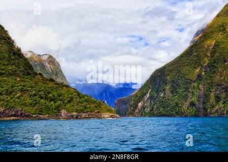 Milford Sound scenica montagna cime pendici dal mare aperto in Nuova Zelanda - Isola del Sud fiordland. Foto Stock