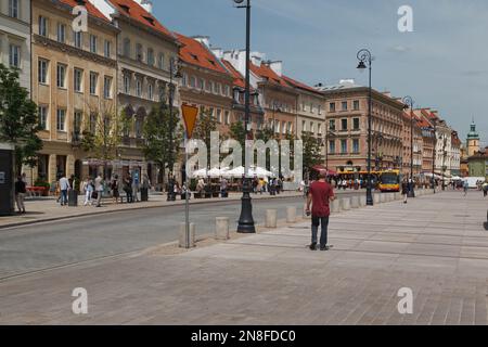 Una splendida vista su via Krakowskie Przedmiescie e sui suoi edifici storici a Varsavia Foto Stock