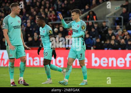 Londra, Regno Unito. 11th Feb, 2023. GOAL: Solly March of Brighton & Hove Albion festeggia con i compagni di squadra dopo aver segnato durante la partita della Premier League tra Crystal Palace e Brighton e Hove Albion a Selhurst Park, Londra, Inghilterra il 11 febbraio 2023. Foto di Carlton Myrie. Solo per uso editoriale, licenza richiesta per uso commerciale. Non è utilizzabile nelle scommesse, nei giochi o nelle pubblicazioni di un singolo club/campionato/giocatore. Credit: UK Sports Pics Ltd/Alamy Live News Foto Stock