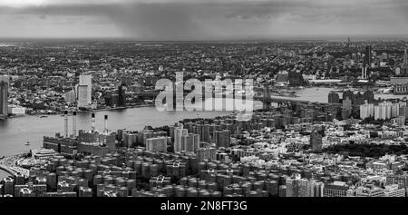 Una scala di grigi dello skyline di New York dall'Empire state Building Foto Stock