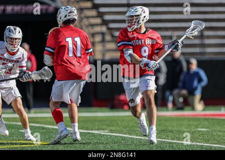 11 febbraio 2023: Stony Brook Attack Will Button (9) durante una partita di Lacrosse da uomo NCAA tra i SeaWolves di Stony Brook e i Rutgers Scarlet Knights allo SHI Stadium di Piscataway, N.J. Mike Langish/Cal Sport Media. Foto Stock