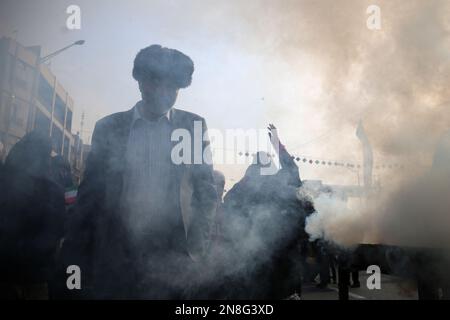 Teheran, Teheran, Iran. 11th Feb, 2023. I dimostranti partecipano al rally annuale che commemora la rivoluzione islamica iraniana del 1979 a Teheran (Iran), 11 febbraio 2023. Sabato scorso l’Iran ha celebrato il 44th° anniversario della Rivoluzione islamica del 1979, in mezzo a proteste anti-governative a livello nazionale e ad un aumento delle tensioni con l’Occidente. Decine di migliaia di iraniani hanno colpito le strade di Teheran e di altre città oggi per celebrare il 44th° anniversario della rivoluzione islamica dopo mesi di proteste anti-governative. Gli eventi segnano il 44th° anniversario della rivoluzione islamica, giunta dieci giorni dopo Ayatolla Foto Stock