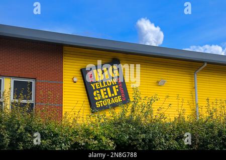 Il segno di marchio della società Big Yellow Self Storage su un magazzino esterno, Inghilterra, Regno Unito Foto Stock